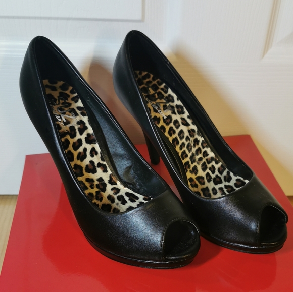 Ladies size 9 peep toe, black heels - Picture 5 of 5
